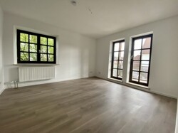 Wohnzimmer mit Balkon