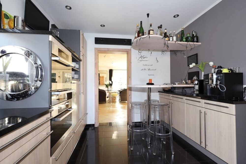 Küche mit Blick ins Wohnzimmer