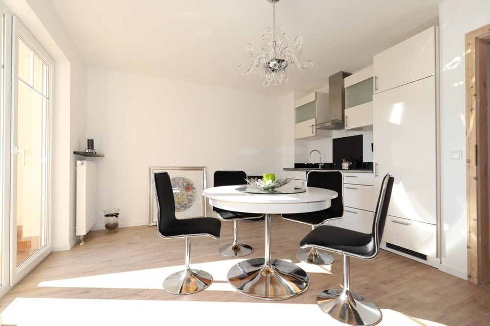 Zimmer 2.OG mit Balkon & Küche