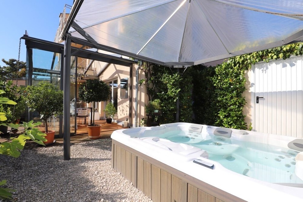 Garten mit Whirlpool