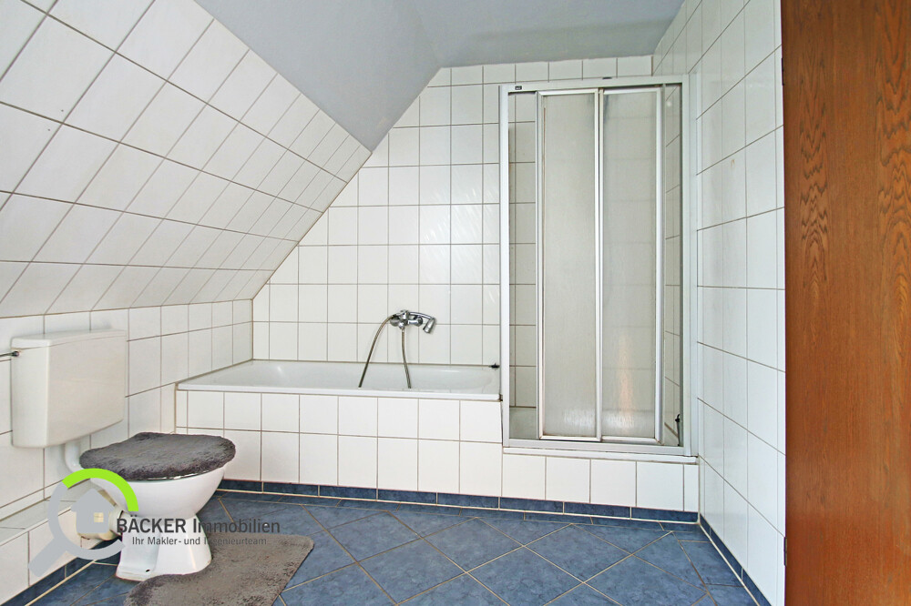 Haus 2 DG Wohnung Bad