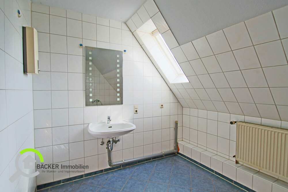 Haus 2 DG Wohnung Badezimmer