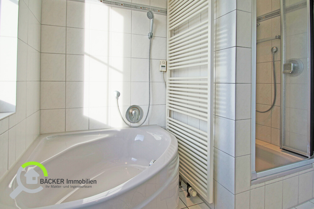 Bad-Wanne-Dusche