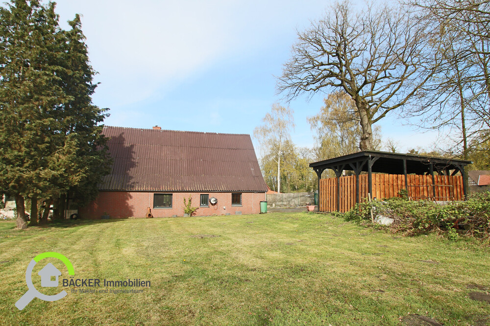Garten mit Blick auf Carport