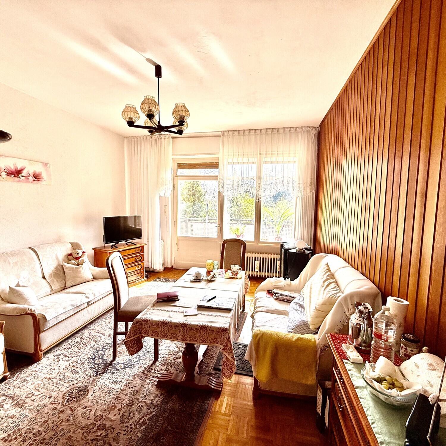 Wohnzimmer mit Balkon
