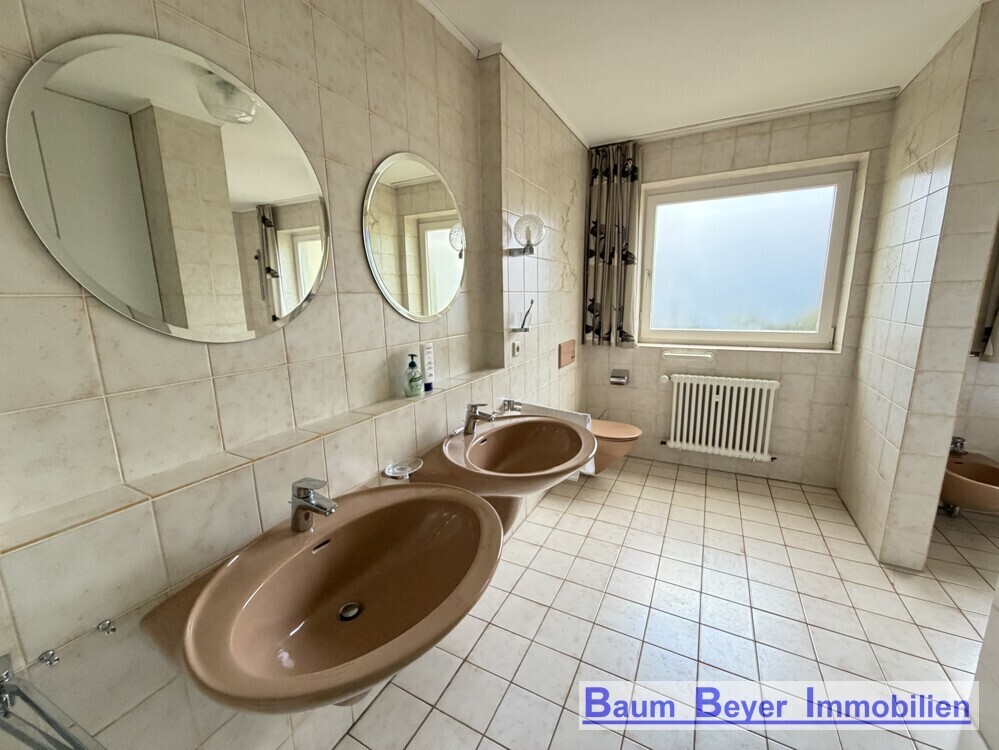 Badezimmer mit Badewanne und Dusche