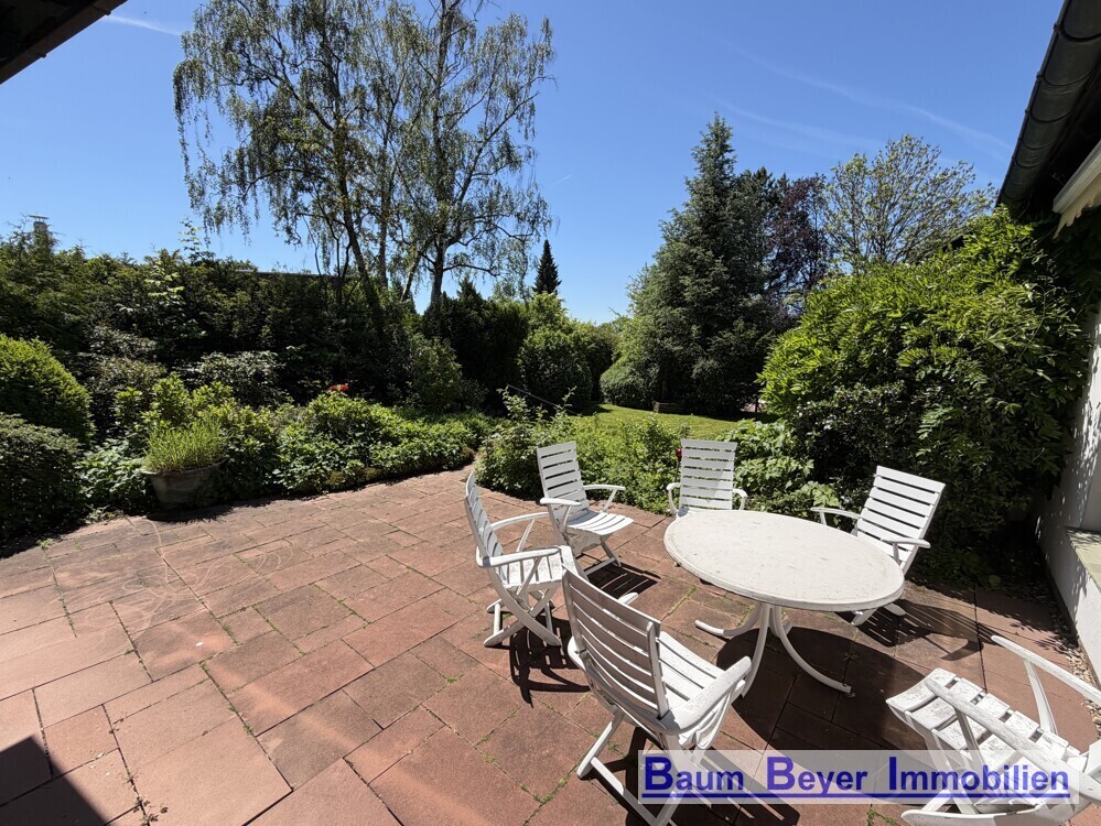 Terrasse mit Zugang in den Garten