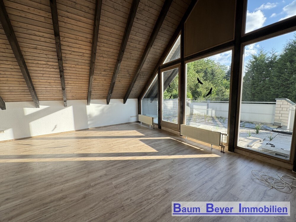 Wohn-/ Esszimmer mit Balkon 