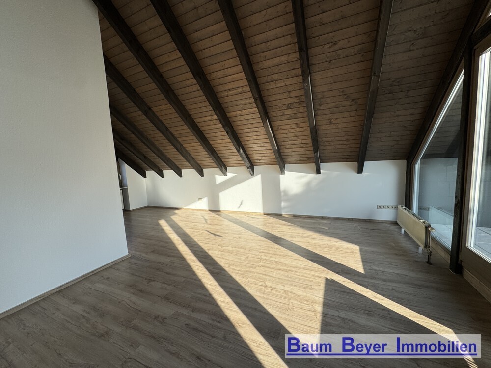 Wohn-/ Esszimmer mit Balkon 