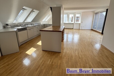 Wohn-/ Esszimmer mit offener Küche