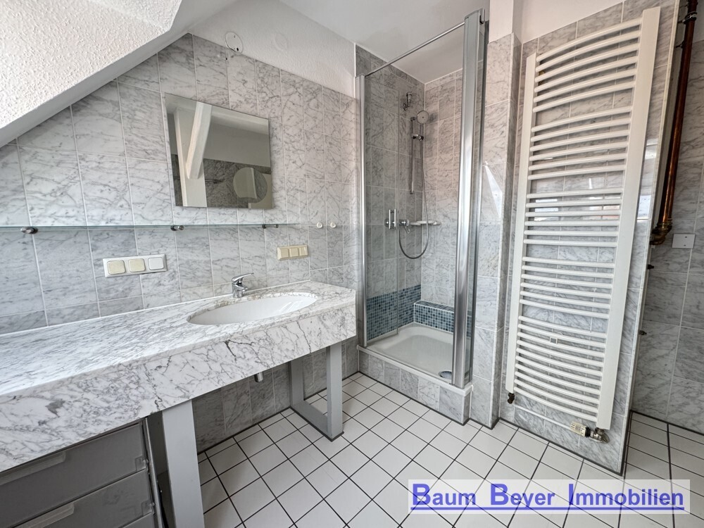 Badezimmer mit Badewanne und Dusche