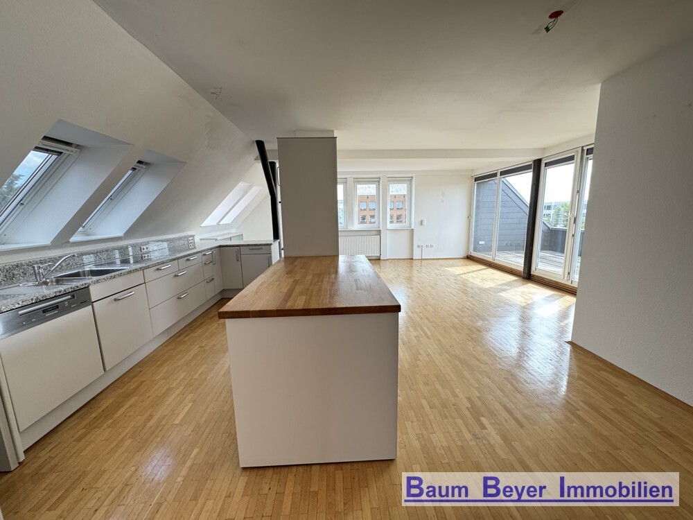 Wohn-/ Esszimmer mit offener Küche