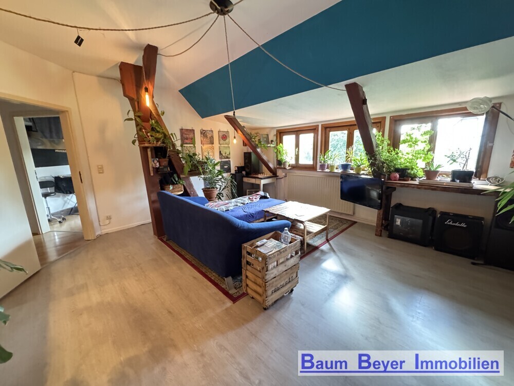 Wohnzimmer mit offener Küche