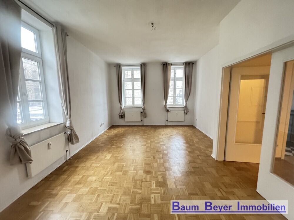 Wohn-/Arbeitszimmer mit Zugang zum Schlafzimmer und Flur