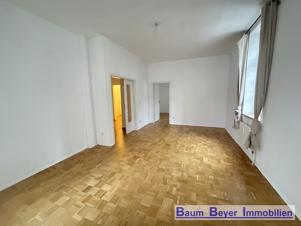 Wohn-/Arbeitszimmer mit Zugang zum Schlafzimmer und Flur