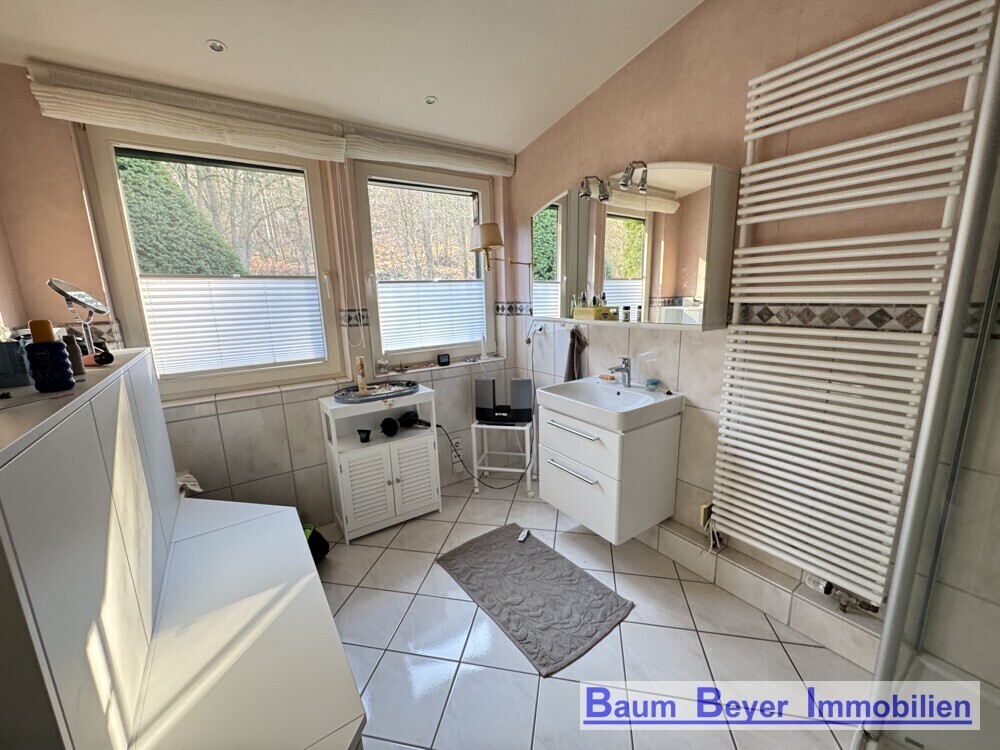 Bad en Suite mit Badewanne und Dusche