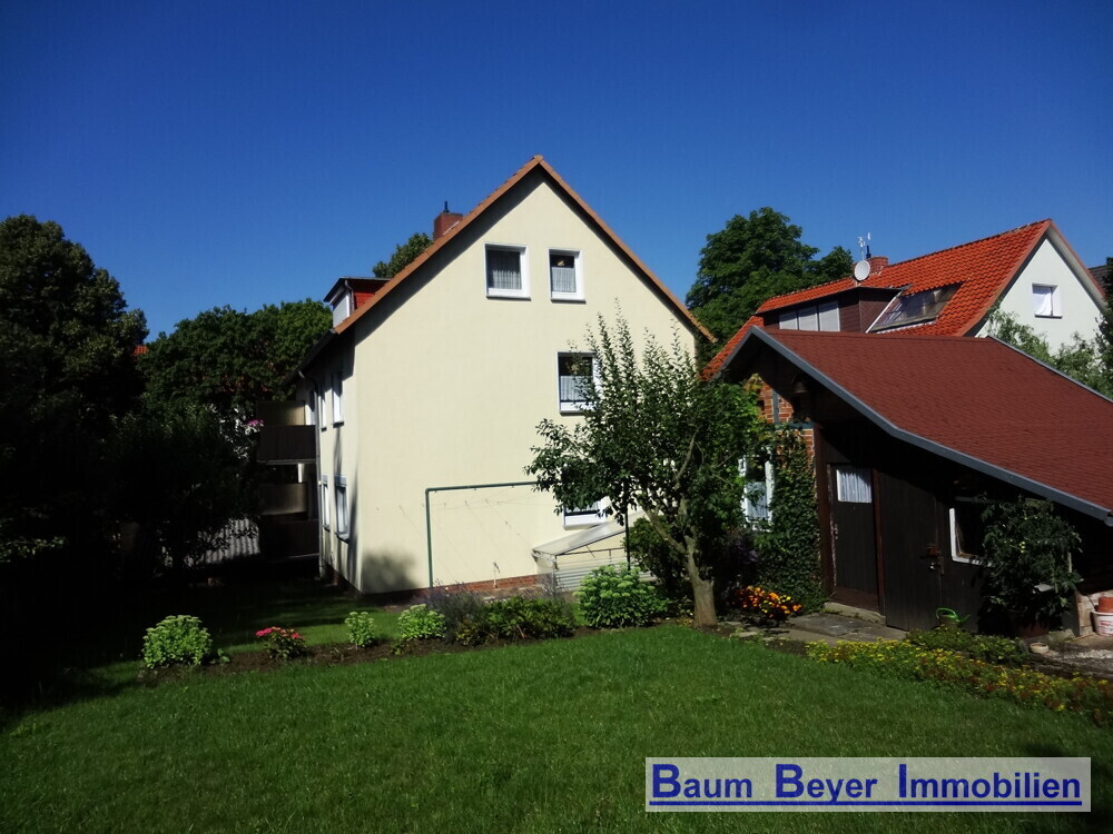 Gartenansicht mit Gartenhaus