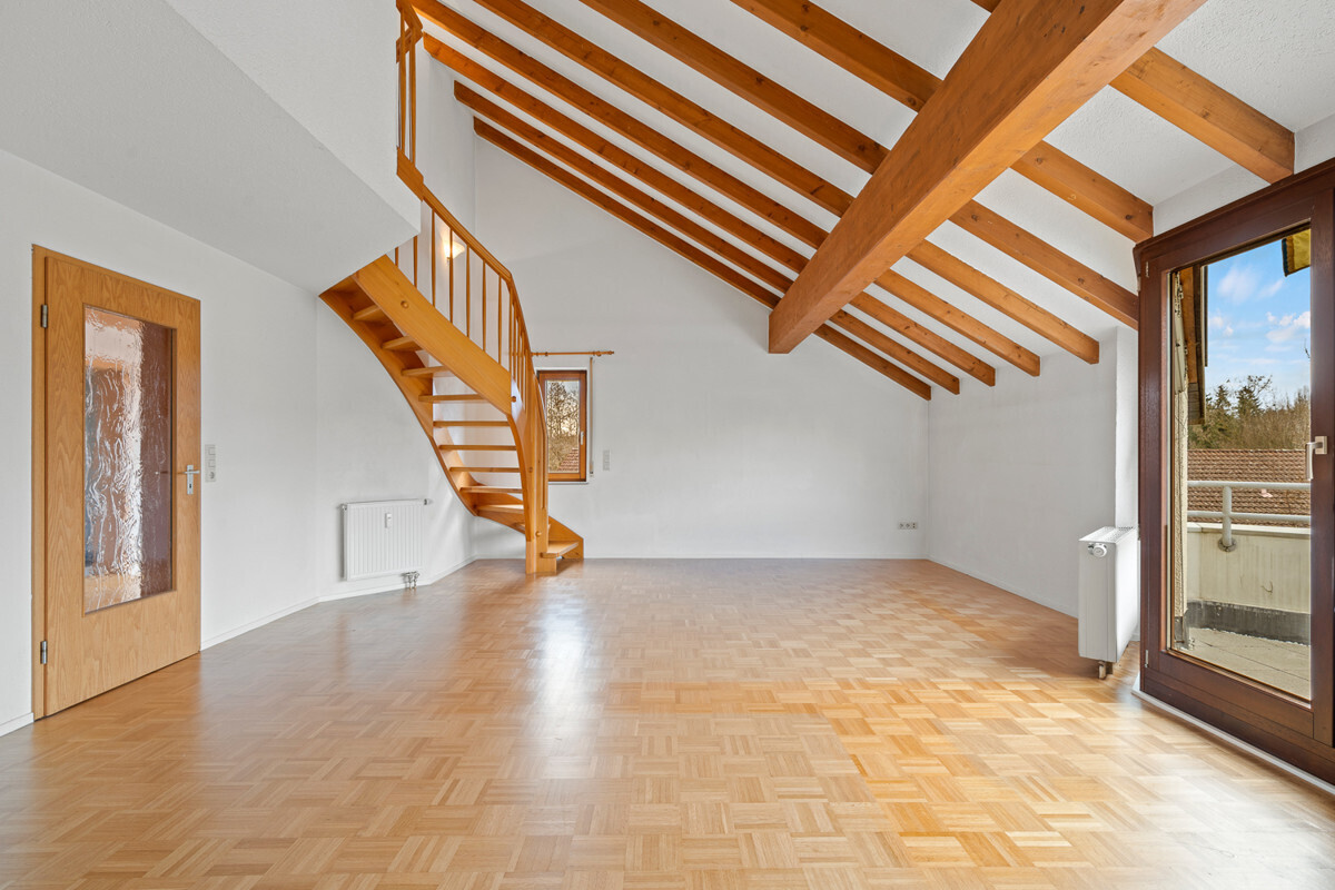 NV-05106 Wohnbereich mit Treppe zum DG