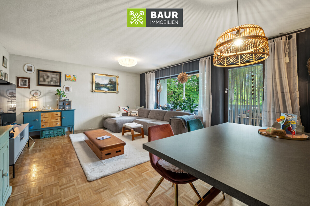 Wohn-, Essbereich mit Zugang zum Balkon