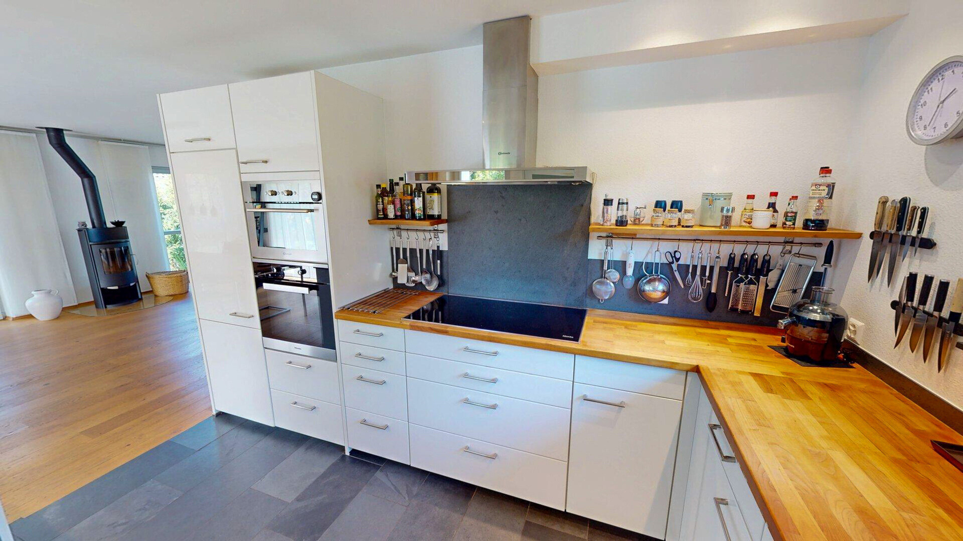 Küche mit Induktionsherd