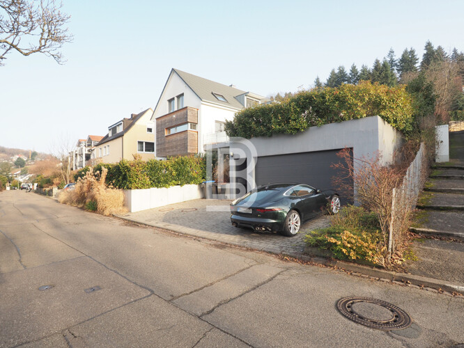 Moderne Luxusvilla mit Pool und Westblick