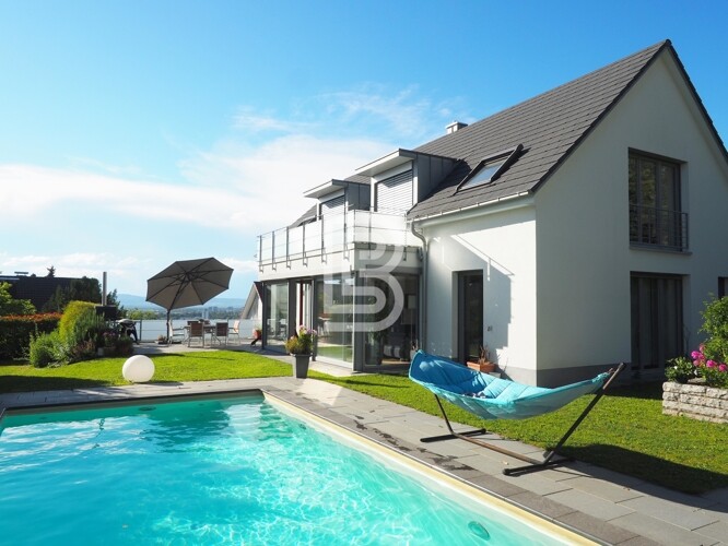 Moderne Luxusvilla mit Pool und Westblick