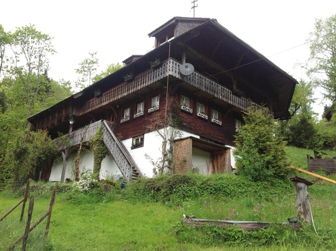 Freistehendes Schwarzwaldhaus am Bach