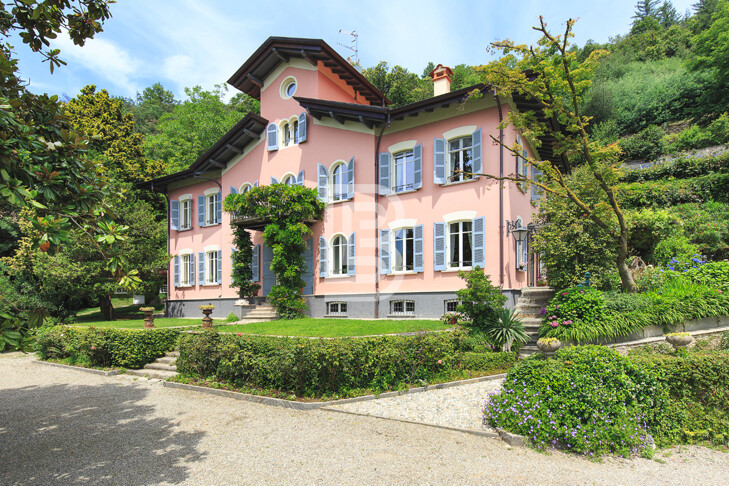 Herrschaftliche, historische Villa am Lago Maggiore