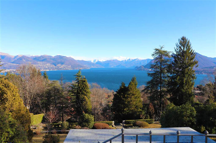 Elegante, historische Villa am Lago Maggiore mit Anbau, Park und Swimmingpool