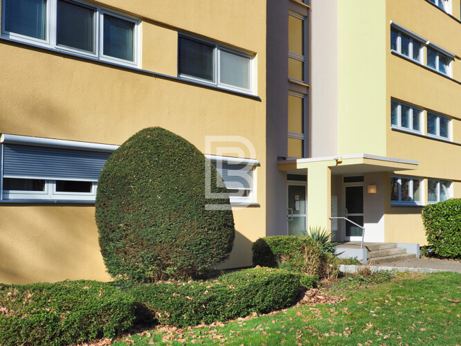 Moderne Hochparterrewohnung mit Balkon