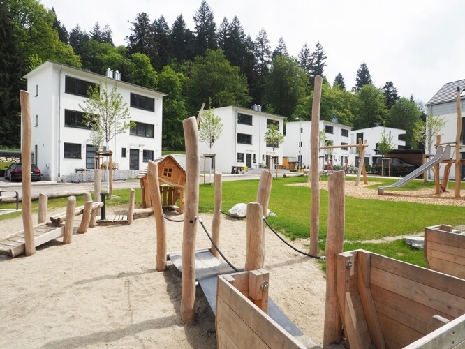 Moderne Doppelhaushälfte in grüner Umgebung
