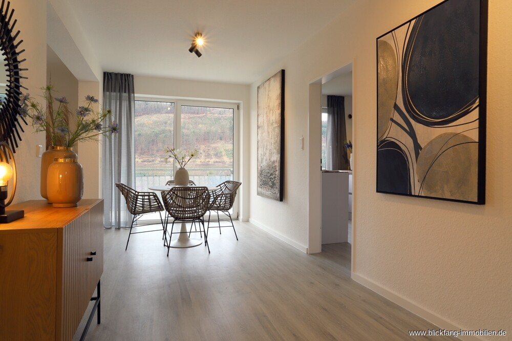 Essdiele mit Zugang zum Balkon