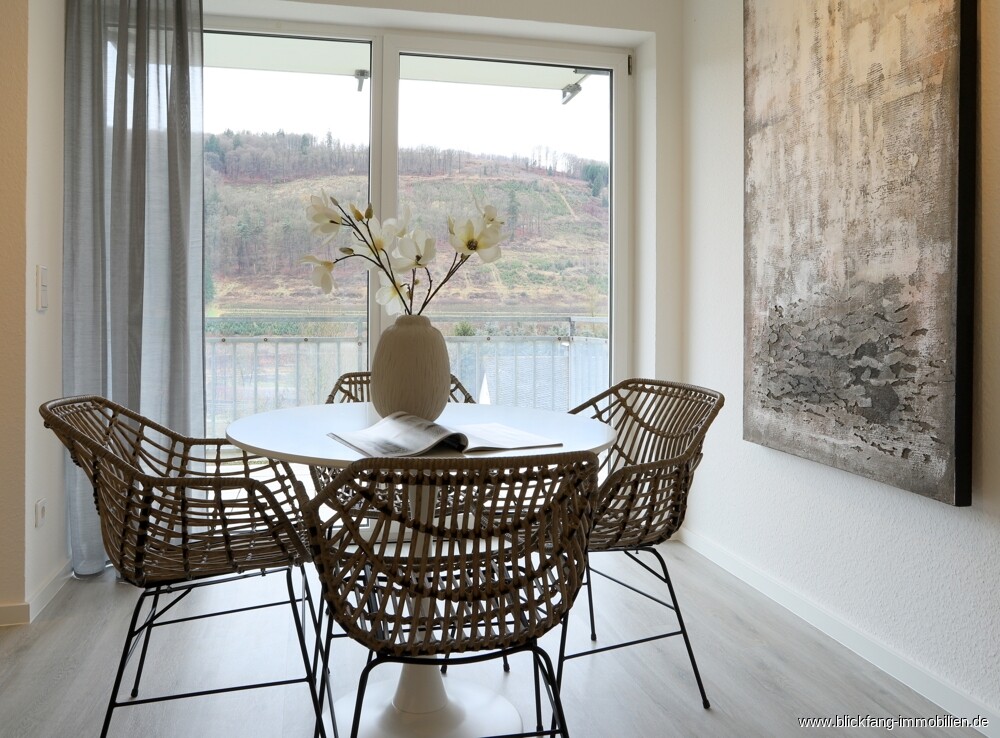 Essbereich mit Balkon und Fernblick