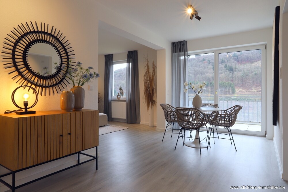 Grosse Essdiele mit Balkon