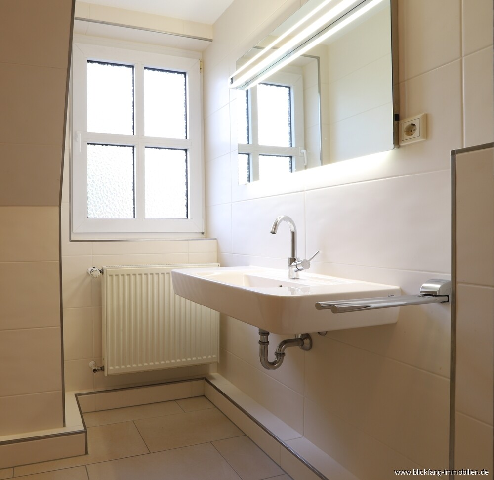 Modernes Duschbad mit Tageslicht