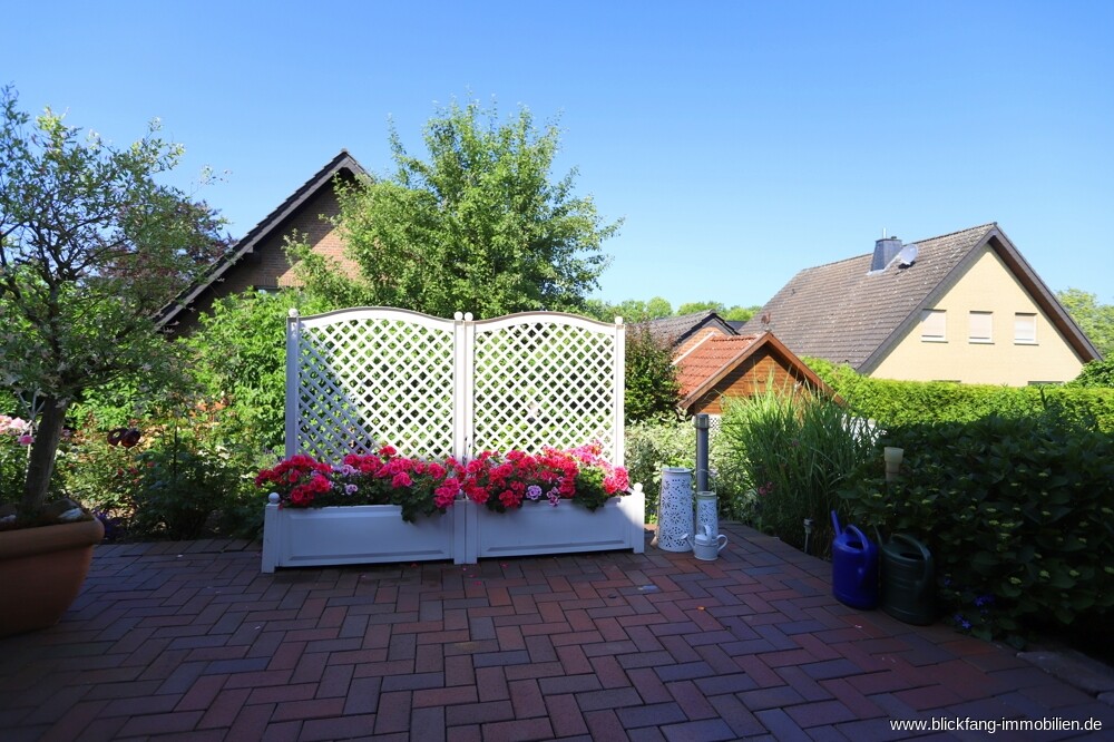 Terrasse mit Blick in den Garten