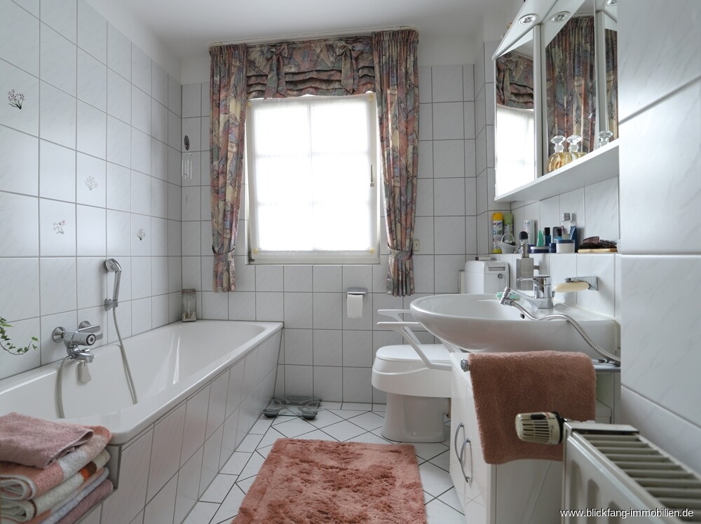 Wannen- und Duschbad im EG rechts