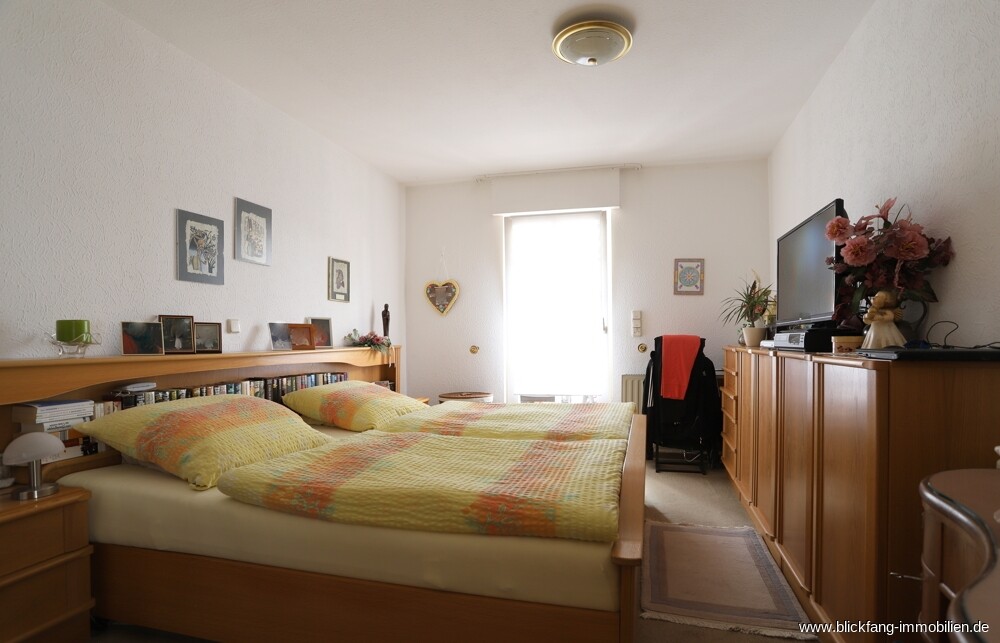 Schlafzimmer im EG rechts mit Gartenzugang