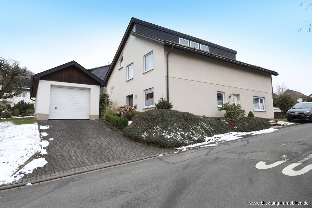 Aussenansicht mit Garage