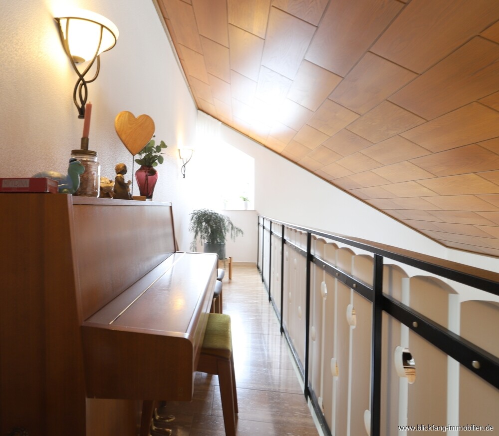 Offene Galerie mit Blick in den Wohnbereich
