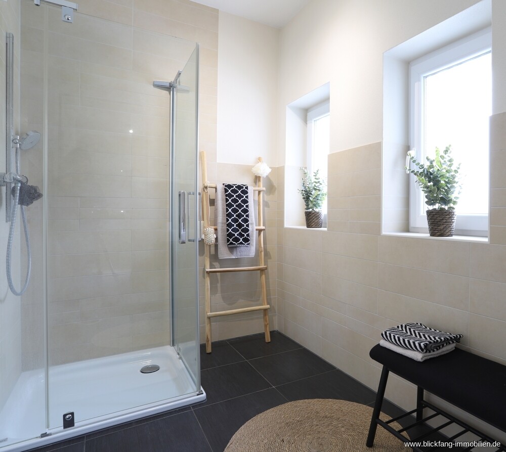 Modernes Duschbad im EG