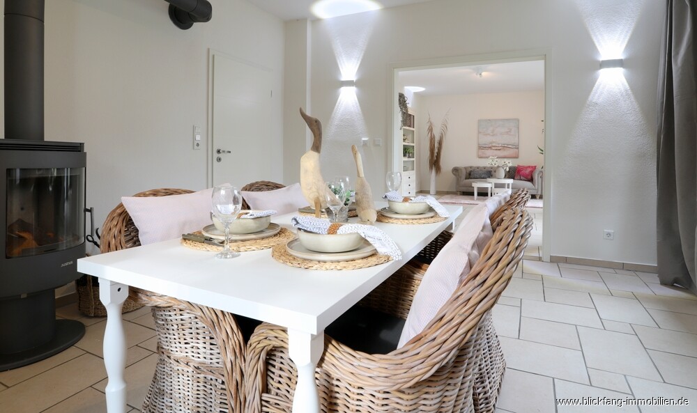 Blick vom Esszimmer in das Wohnzimmer