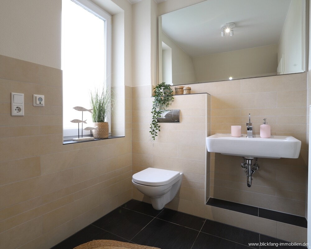 Modernes Wannenbad im 1.OG