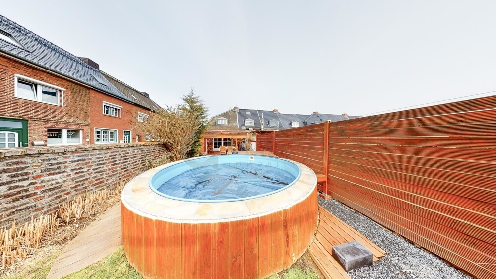 Blick über Pool zum Haus