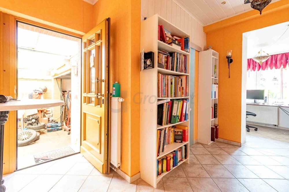 Flurbereich mit Arbeitsbereich und Garderobe