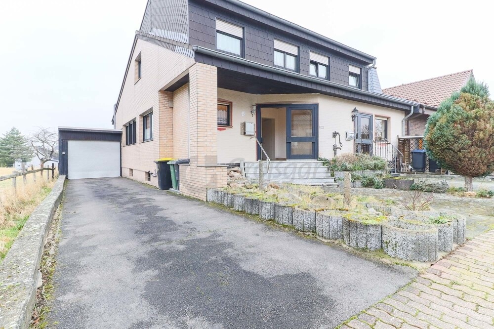 Hausansicht mitr Zufahrt zur Garage