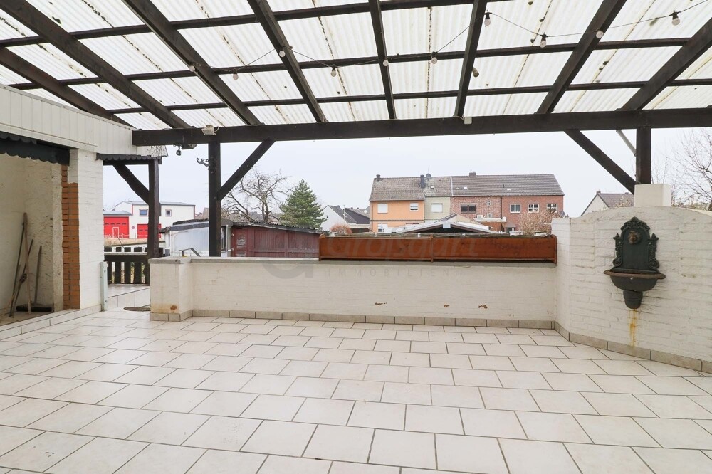 Blick in Garten von Terrasse