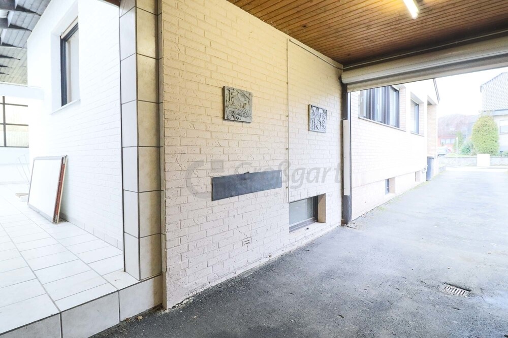 Carport mit Zugang zum Haus