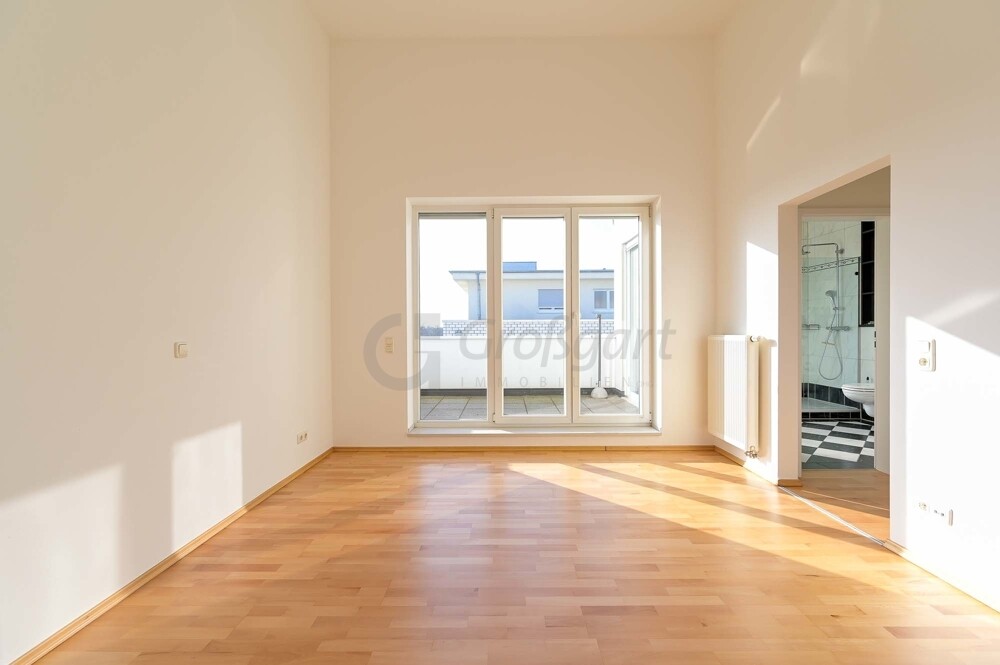 Schlafzimmer mit Zugang zu Balkon