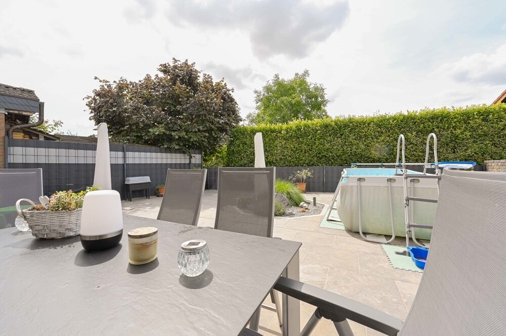 Terrassenblick in Garten